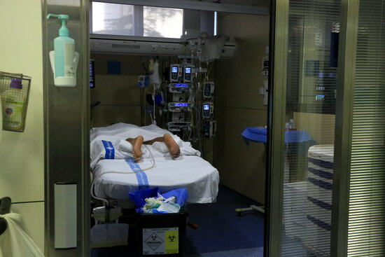 A Covid-19 patient in a prone position at the Vall d'Hebron hospital ICU (by Laura Fíguls)